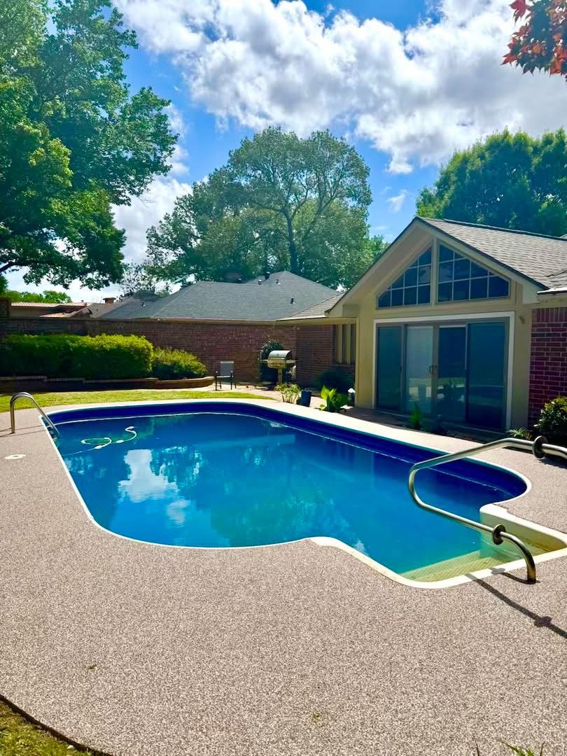 Same vinyl liner pool deck finished in tan speckled Pro-Flex surfacing